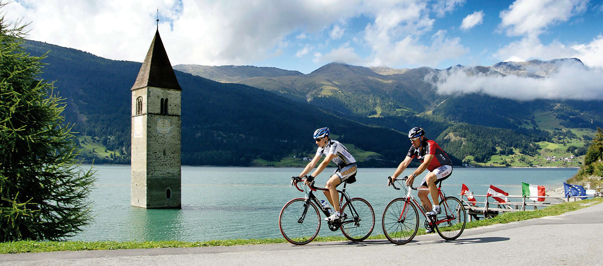 Radfahrer auf dem Rennrad auf der Fahrt um den Reschensee, Tirol